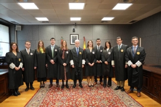 En la imagen, los siete jueces y juezas acompañados del presidente del Tribunal Superior de Justicia del País Vasco, Iñaki Subijana, y varios miembros de la Sala de Gobierno del TSJPV